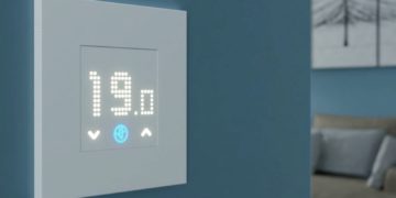 Thermostat mural rétro-éclairé 1T.T1 de Finder