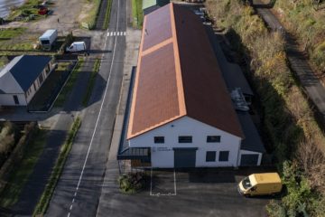 Le bâtiment des services techniques de Rives-en-Seine (76) couvert de tuiles solaires Edilians