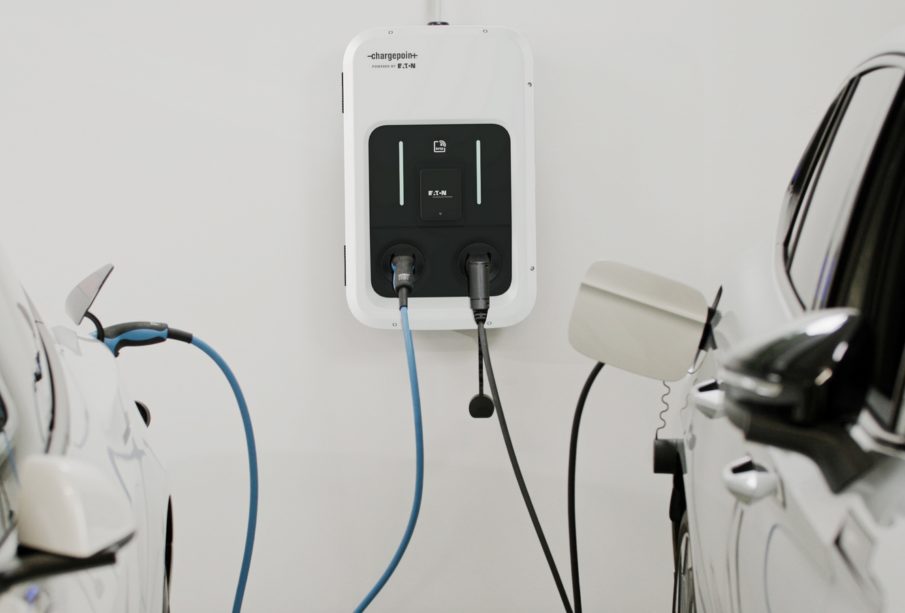 Borne de recharge Duo de Eaton pour recharger deux véhicules simultanément